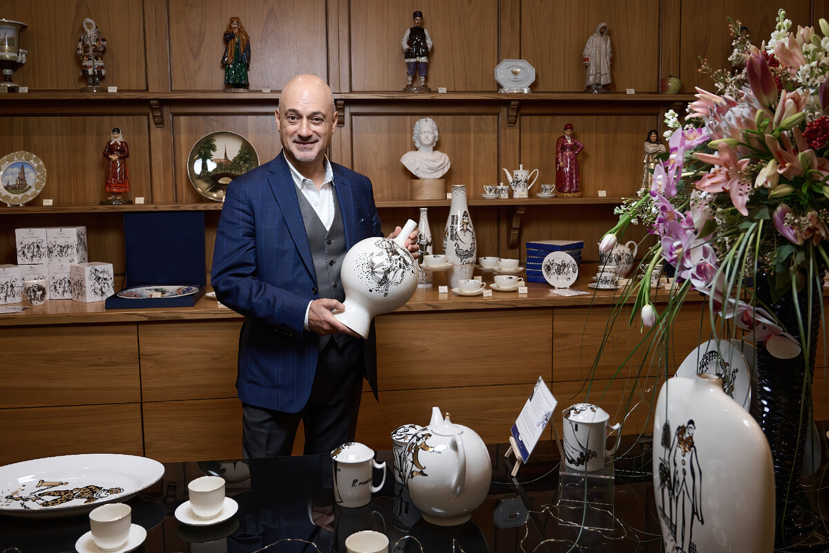 Прошлой осенью Миша Ленн порадовал своим творчеством и московскую публику. На фото: Галерея "Императорский фарфор" в Москве, Кутузовский пр., д. 17.