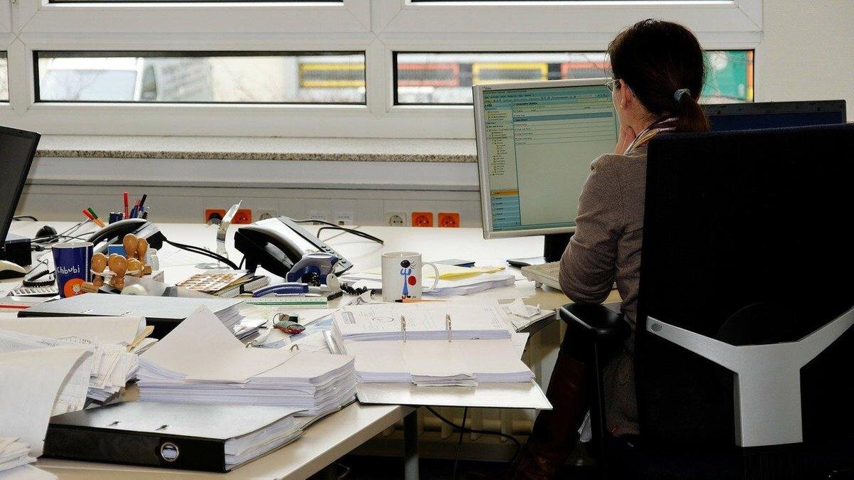    Девушка сидит за столом на работе:Pxhere.com