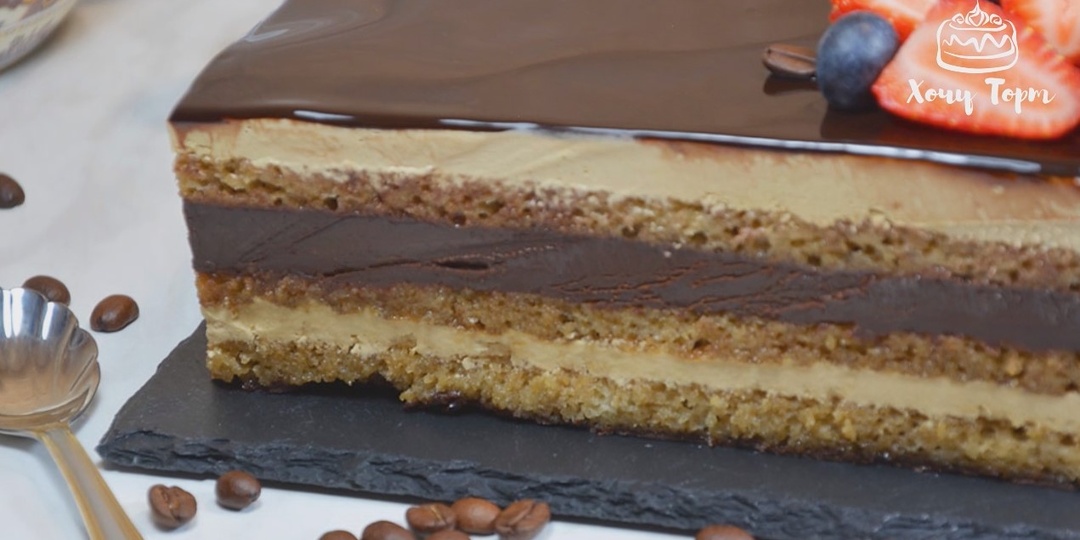 Классический торт "Опера". Он появился во Франции и завоевал огромную популярность. Состав: бисквит Джоконда, кофейный крем, ганаш, гляссаж