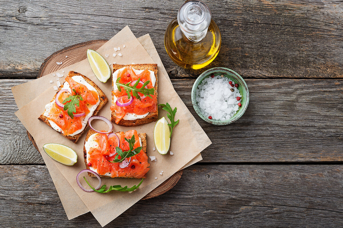     Закуска с плавленым сыром и красной рыбой