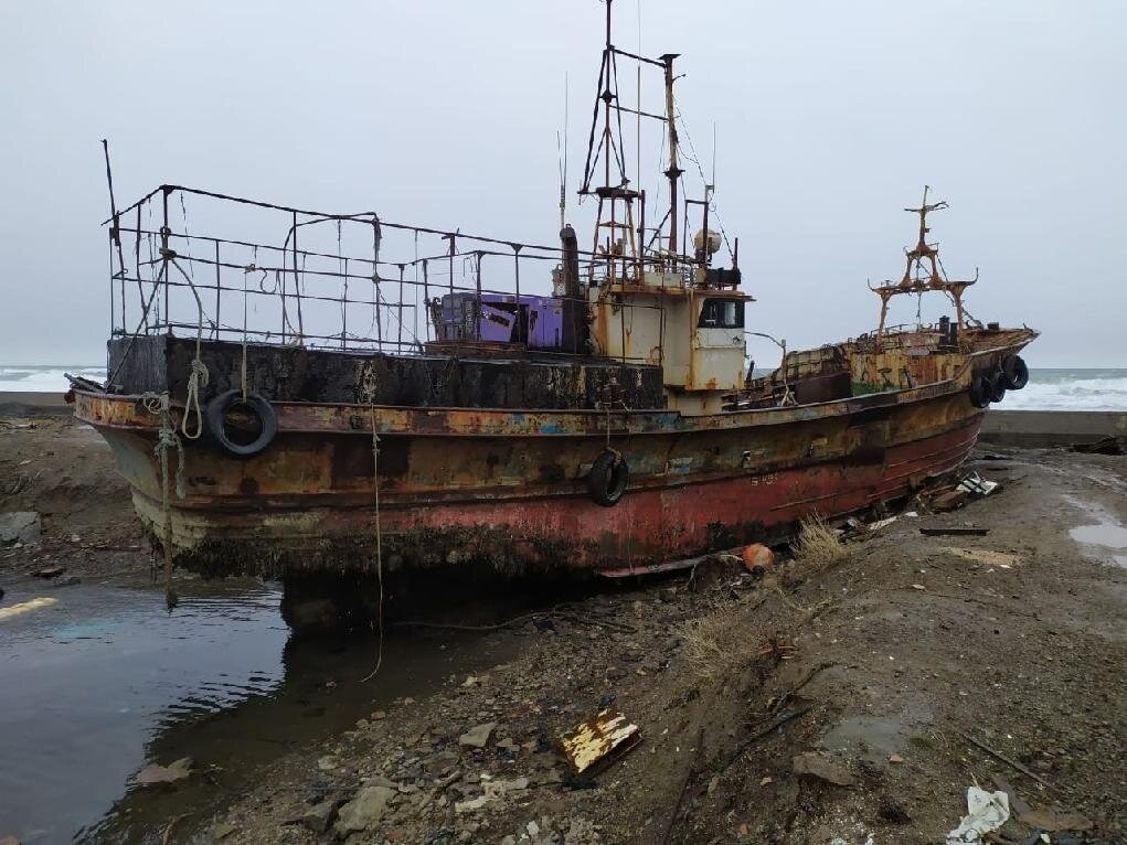 Кладбище затонувших кораблей севастополь. Академик чебышев буксир. Подъем бдк саратов. Корабли в порту мариуполя. Месть королевы анны корабль поднятие со дна.