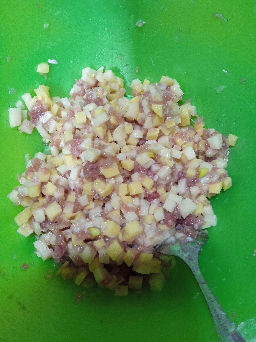 Начинка: мелким кубиком картошка, лук, мясной фарш, соль, перец 