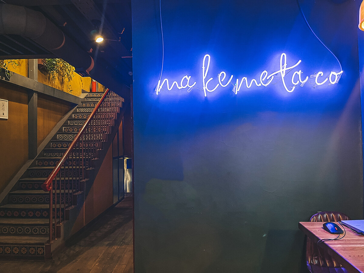 Неоновая вывеска украшает стену первого этажа. На второй ведёт лестница с узорчатой плиткой →