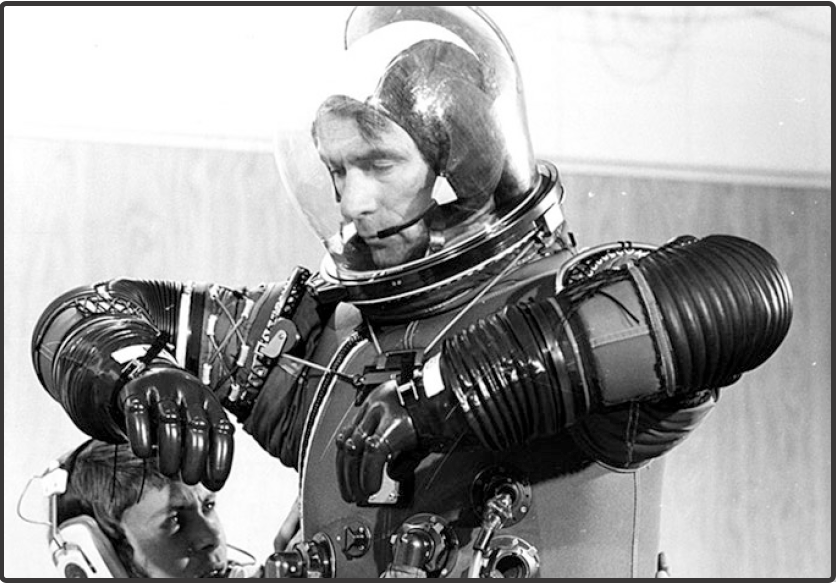 Юджин Сернан примеряет свой скафандр в ILC Industries. Photo: NASA. Product No.: AP17-72-H253