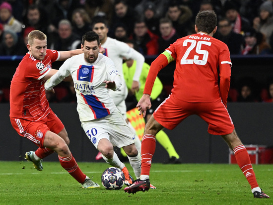     Маттейс Де Лигт, Лионель Месси и Томас Мюллер. Фото: Peter Kneffel/dpa. / Global Look Press