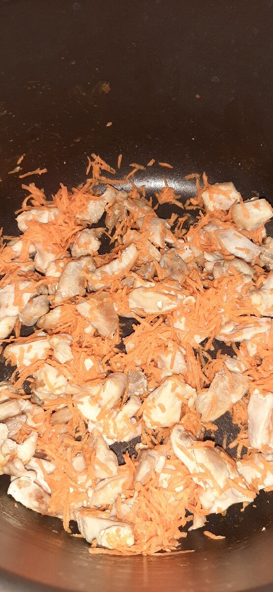 Мясо и морковь в чаше мультиварки на режиме "Жарка".