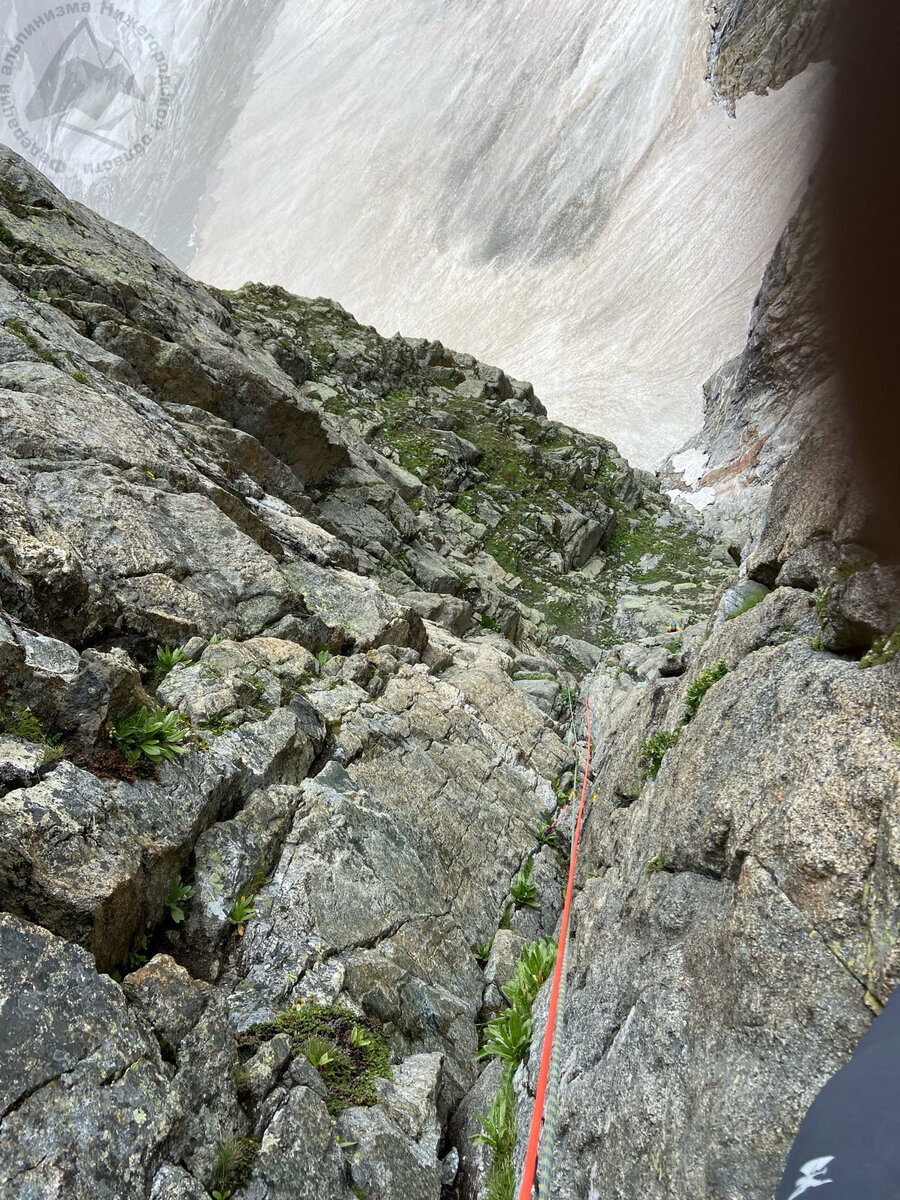 Дальше по полкам, стенкам и различным углам, всё по описаниям с сайта ФАР - маршрут совпадает. Ну и главное - после нависающей стенки участок от станции R9 двигаясь через провал