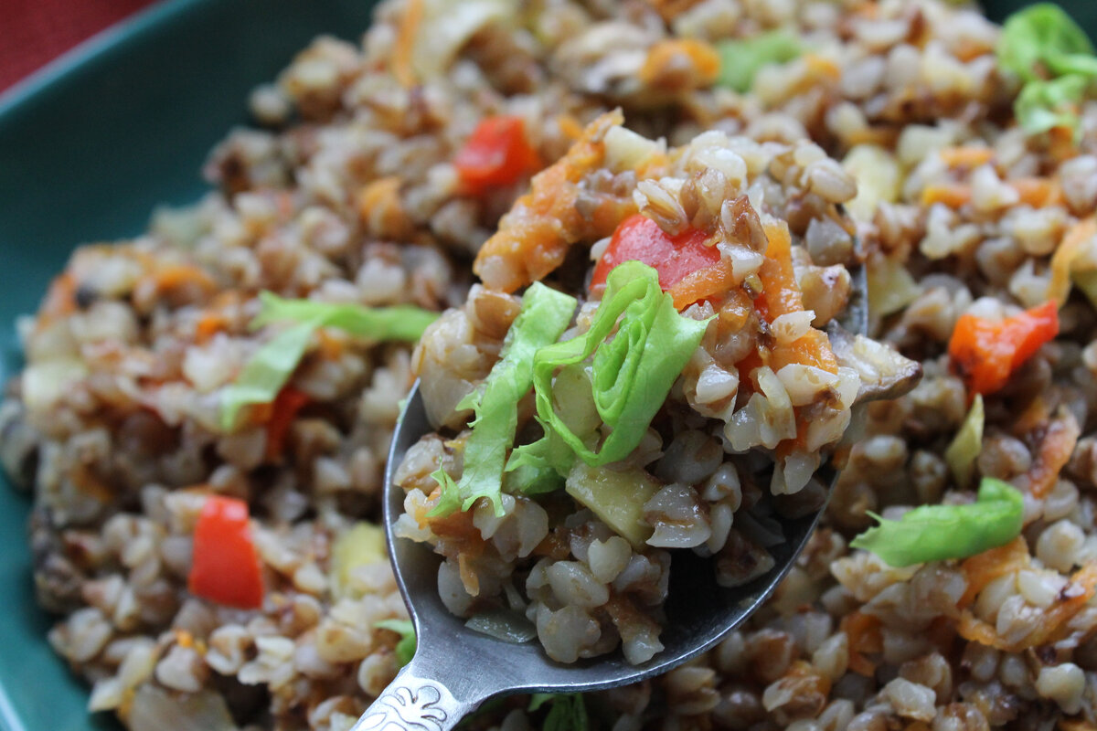 Гречка с овощами. Гречка с фаршем и овощами. Гречка с фаршем и грибами. Гречка фарш зелень. Постная гречка с овощами