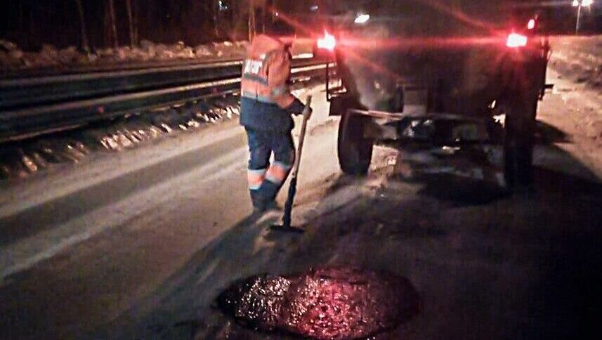     По словам главы Ижевска Олега Бекмеметьева, сейчас в городе четыре предприятия благоустройства заливают аварийные выбоины литым асфальтобетоном.