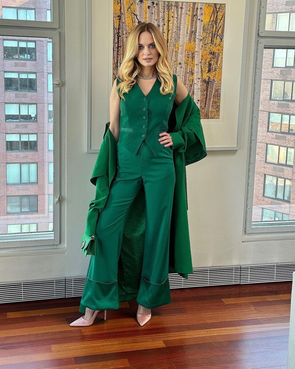 Платье, жилет, брюки, жакет: 5 актрис показали наряды в модном зелёном-2023