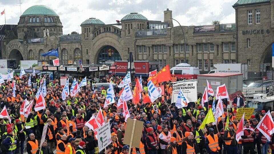     В понедельник утром по всей Германии прекратили работу аэропорты, автобусные и железнодорожные вокзалы, метро – в стране по призыву профсоюзов Verdi и EVG началась 24-часовая предупредительная забастовка всех транспортников страны.