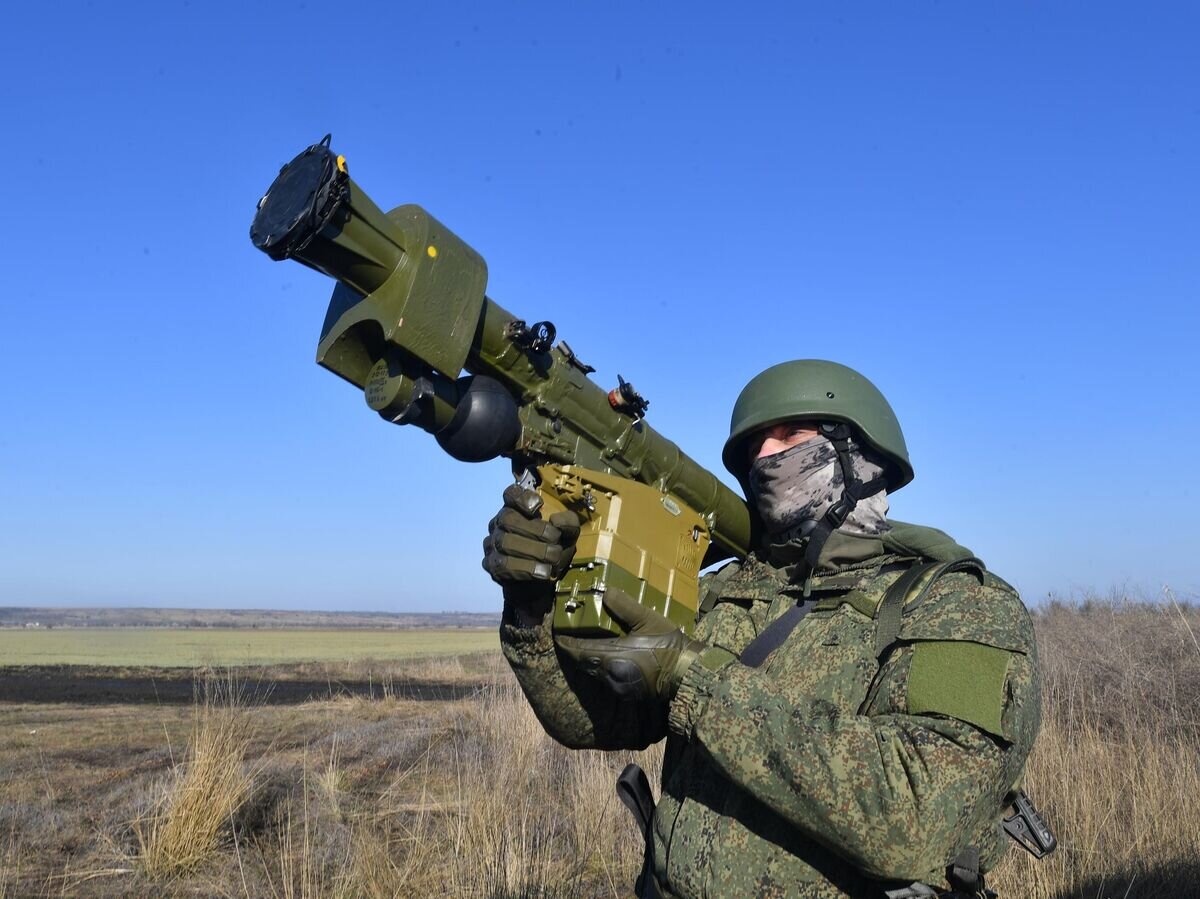    Военнослужащий ВС РФ совершает выстрел из переносного зенитного ракетного комплекса© РИА Новости / РИА Новости