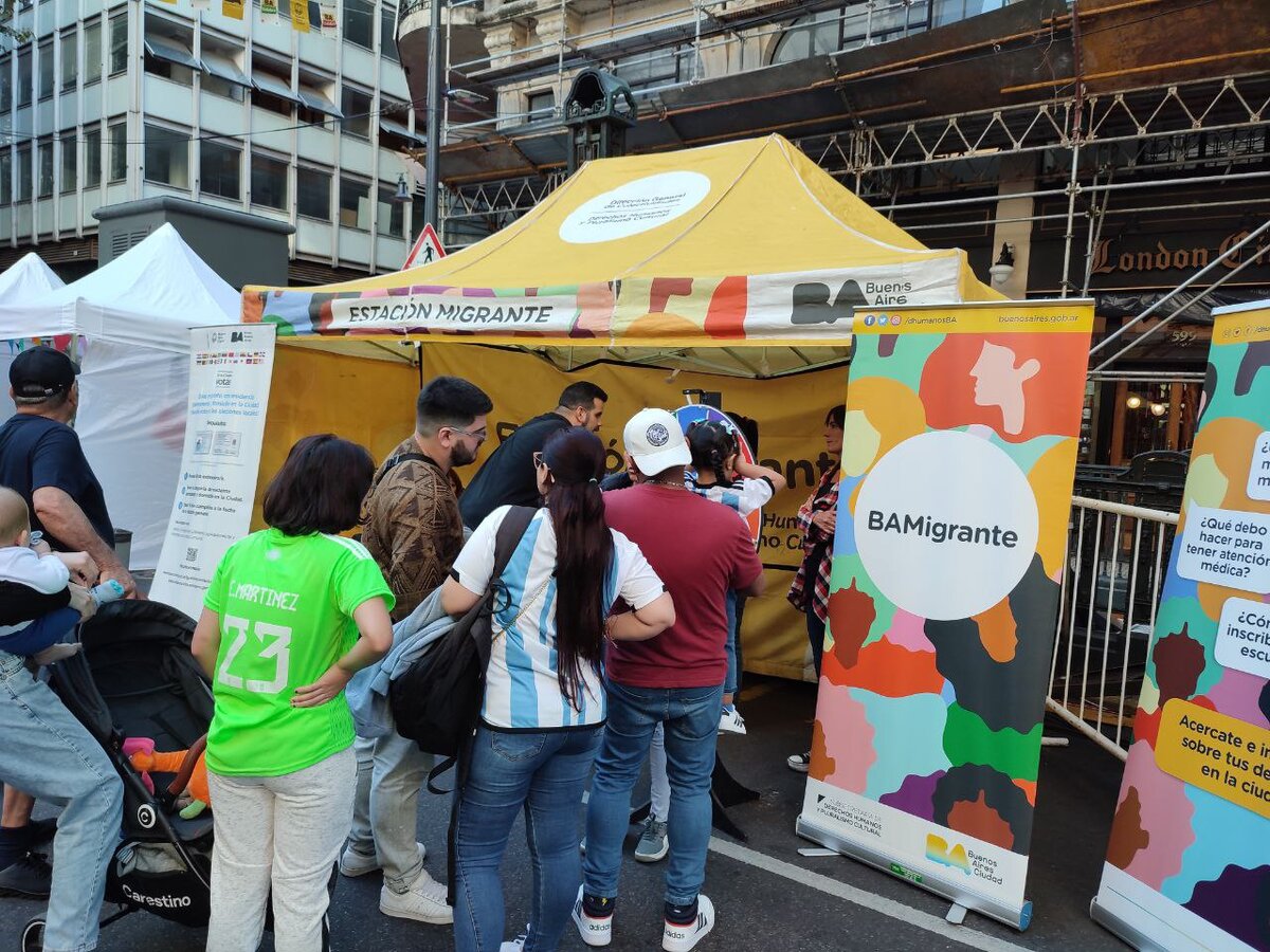 Станция "Миграсионес" - очередь за ВНЖ... Шутка:)