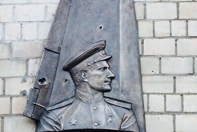    Мемориальная доска Герою Советского Союза летчику-штурмовику Михаилу Романову ©сайт департамента культурного наследия Москвы Фото