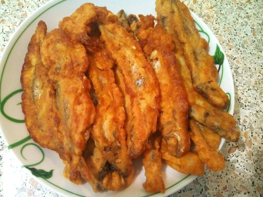 В последнее время стала часто покупать мойву - готовлю ее очень вкусно в хрустящем кляре. От такой мойвы оторваться невозможно, она улетает моментально, как семечки.
