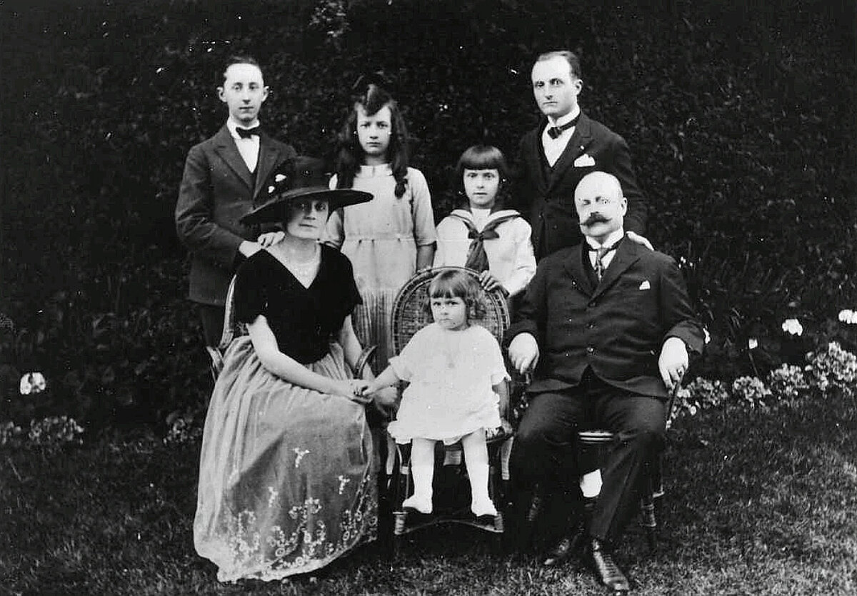    Семья Диор в своем саду, 1920 год. В середине между родителями сидит Кэтрин. Сзади слева направо – Кристиан, Жаклин, Бернар и РаймондCollection Musée Christian Dior, Granville
