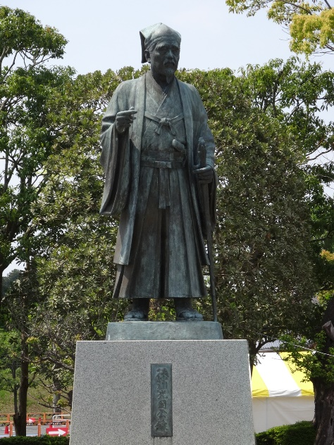 Один из самых известных представителей фамилии Токугава Мицукуни (1628–1701), известный своей ученостью и мудростью, был главой бокового дома Мито. В народе его так и прозвали — "Мито комон" ("Советник из Мито"), и он стал популярным персонажем театральных пьес и литературных сочинений. На фото — памятник Токугава Мицукуни в городе Мито. Источник: https://upload.wikimedia.org/wikipedia/ja/4/40/Mitsukuni.jpg