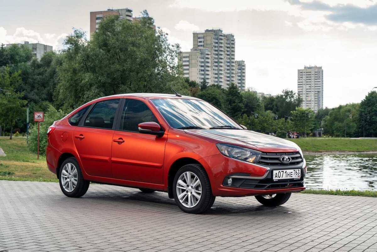     Лифтбек и седан Lada Granta с 1 мая подорожают на 14 000 – 39 000 руб.