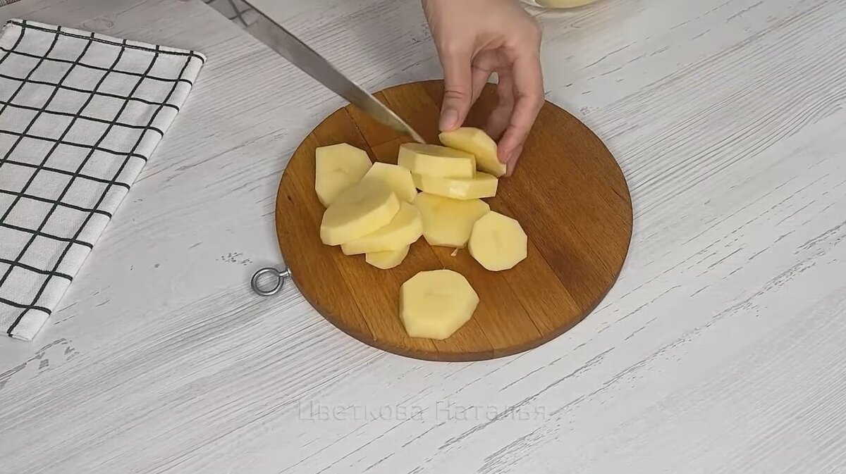 В этой закуске прекрасное сочетание вкусов — нежный запеченный картофель с рыбной намазкой. Из-за того, что картофель не такой калорийный, как хлеб, закуска получается легкой.-2