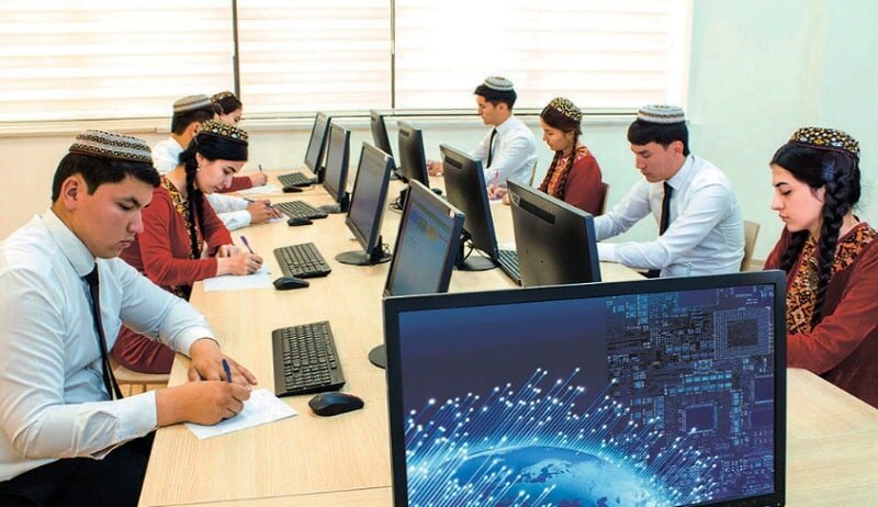 Иллюстративное изображение: Туркменские студенты за компьютерами. Попутно отметим, что в Туркменистане, как мы видим и на этом фото, учащиеся должны в учебных заведениях в обязательном порядке носить предметы национальной одежды.