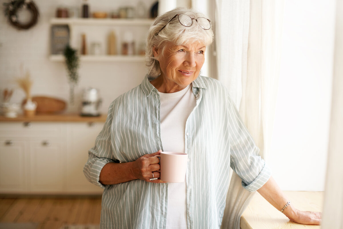 <a href="https://ru.freepik.com/free-photo/coziness-domesticity-and-leisure-concept-portrait-of-stylish-gray-haired-woman-with-round-spectacles-on-her-head-enjoying-morning-coffee-holding-mug-looking-outside-through-window-glass_11200007.htm#query=%D0%BF%D0%BE%D0%B6%D0%B8%D0%BB%D0%B0%D1%8F%20%D0%B6%D0%B5%D0%BD%D1%89%D0%B8%D0%BD%D0%B0&position=6&from_view=search&track=ais">Изображение от shurkin_son</a> на Freepik