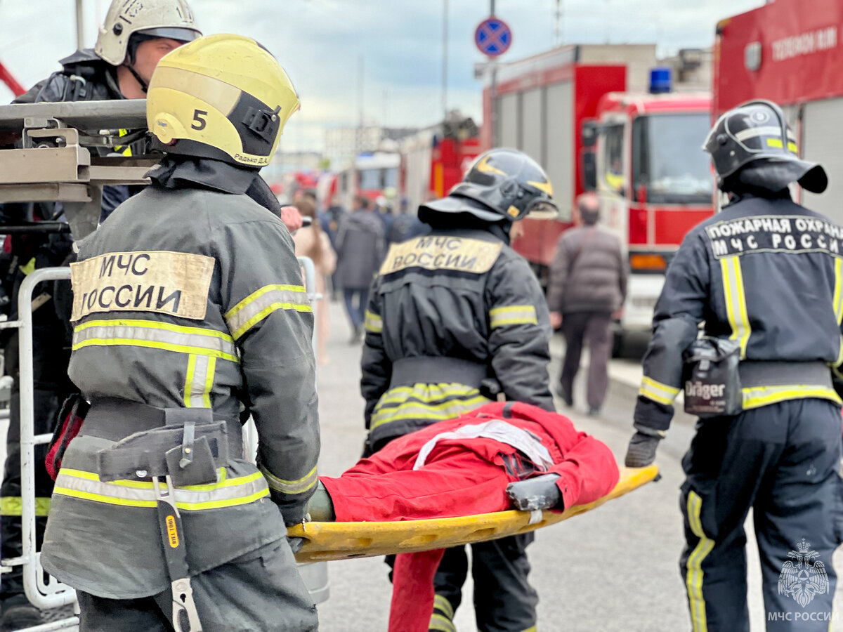 Учения мчс в москве. Здание МЧС. Локализация и ликвидация пожара. Тушение. Высотных.