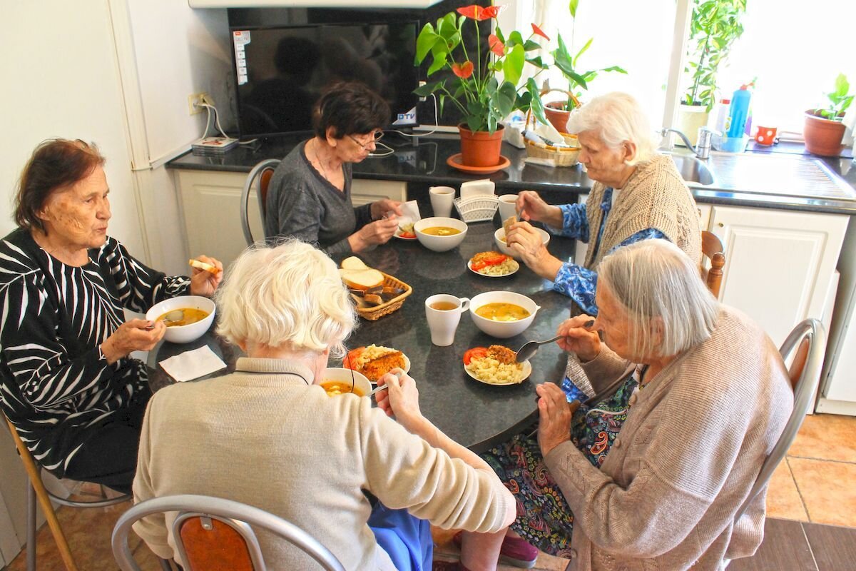 Жизнь в пансионате для пожилых. Уфа пансионат для престарелых. Осень жизни пансионат для пожилых московская. Пожилые и инвалиды. Жизнь в пансионате для пожилых.