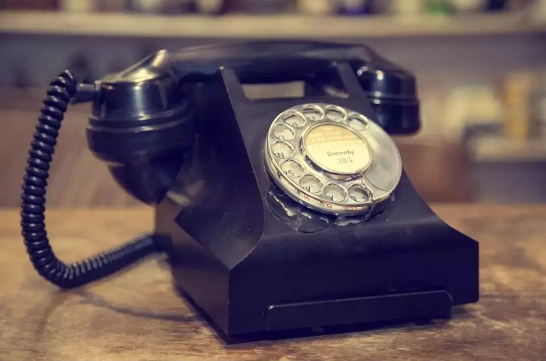 Такие телефоны были до появления мобильников. Источник https://pbs.twimg.com/media/D3IcRRuXkAEl8LW.jpg:large.