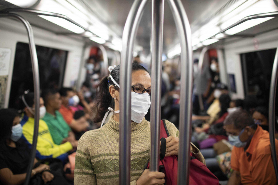 Главный аргумент в пользу снижения цен — неизбежный обвал платежеспособного спроса. Глубина падения зависит от действий государства по распределению поддержки населению, а также сроков отмены режима самоизоляции. 
До коронавирусного кризиса ожидалось, что в ближайшие два года цены на жилье вырастут на 20–25% из-за перехода отрасли на эскроу-счета и роста расходов девелоперов на обслуживание кредитов. Однако пандемия COVID-19 изменила ожидания рынка. Каждый месяц карантина будет ухудшать ситуацию с платежеспособностью населения и прибавлять проценты к падению цен.

 В «Открытие Research» в апреле дали прогноз по снижению цен на жилье из-за пандемии. Согласно базовому сценарию, к концу году падение составит 5% по России и на 5–10% в Москве. Негативный сценарий предполагает снижение цен до 15% в столице и до 10% по стране в целом. 

|___________________________________________________________________________________________________________|


Обвала цен может не быть 
 
На рынке есть факторы, препятствующие падению цен. Многие девелоперы уже работают с минимальной рентабельностью. Переход на эскроу-счета и проектное финансирование увеличили расходы застройщиков по разным оценкам на 6–8% 