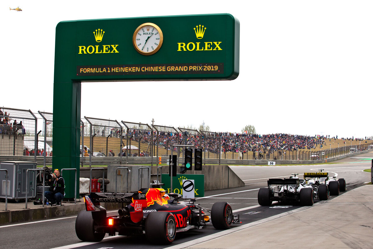 Часовая компания Rolex - постоянный спонсор чемпионата мира по Формуле-1. Их баннеры и часы - везде, они же обеспечивают официальный хронометраж серии