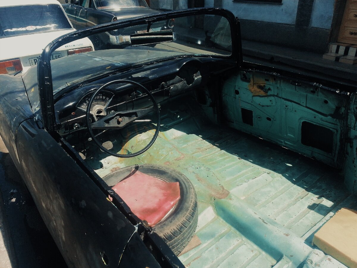 Иногда на острове свободы можно увидеть машину и в таком необычном состоянии. Лишь бы ездила! 