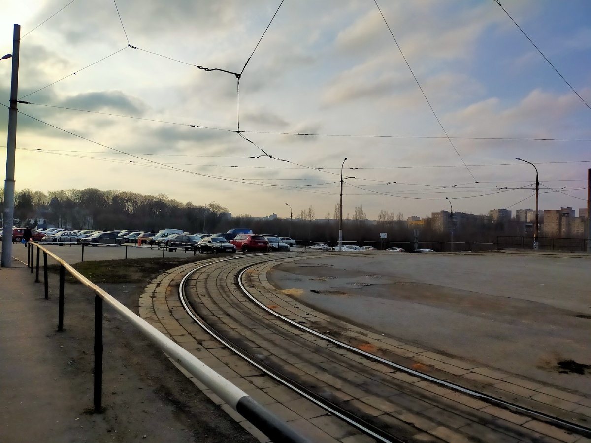 Трамвайные пути и немного города