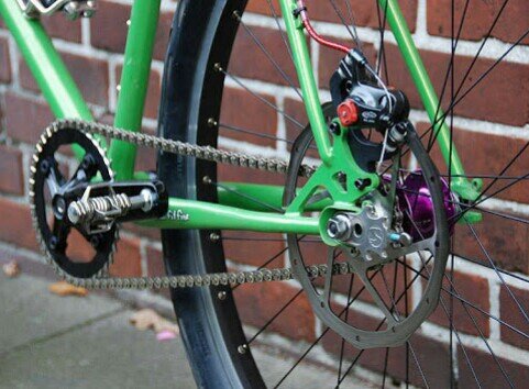 Левосторонняя трансмиссия, о ней чуть позже. Фото: Bike Forums