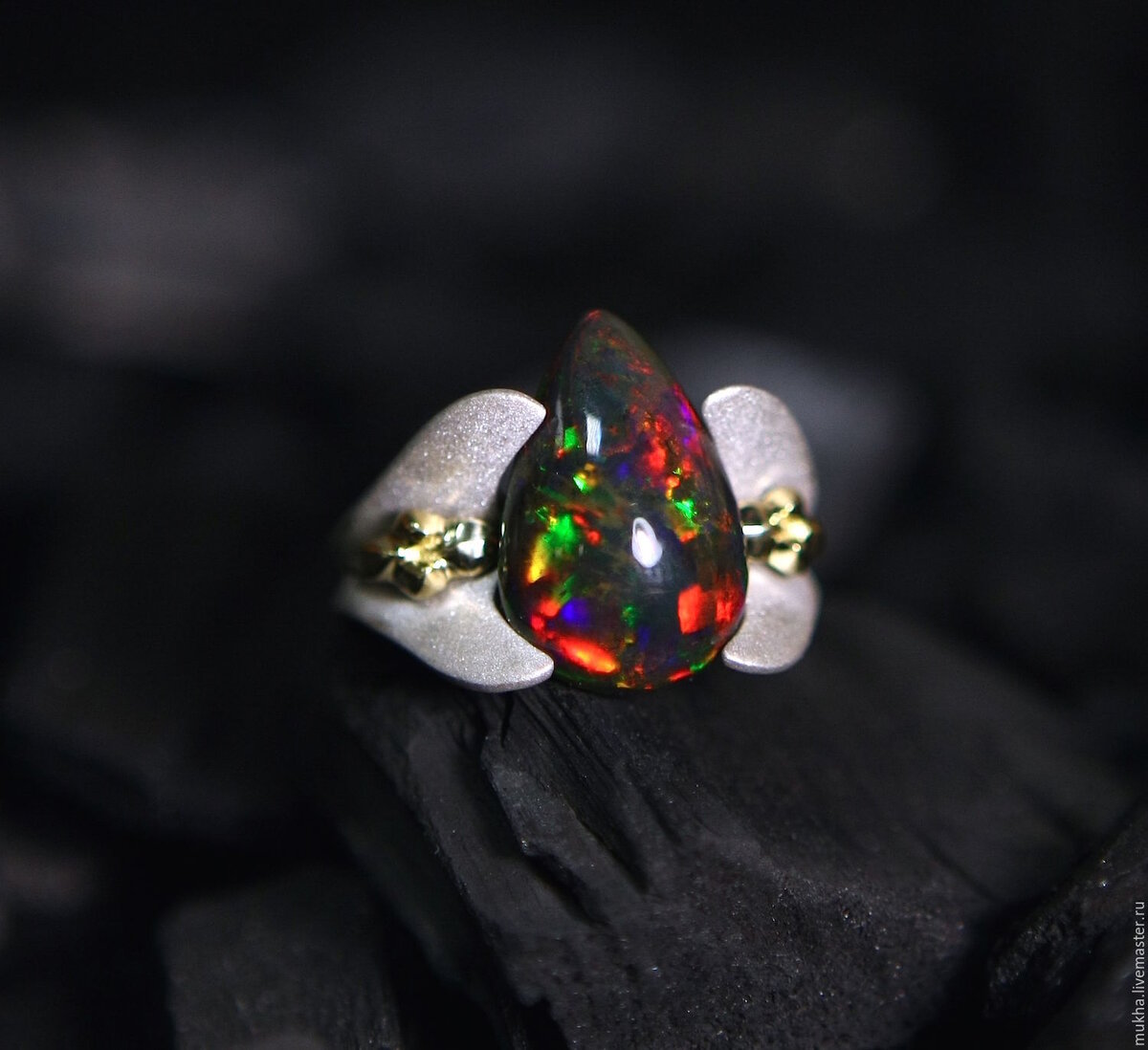 украшение из черного опала (фото из интернета)