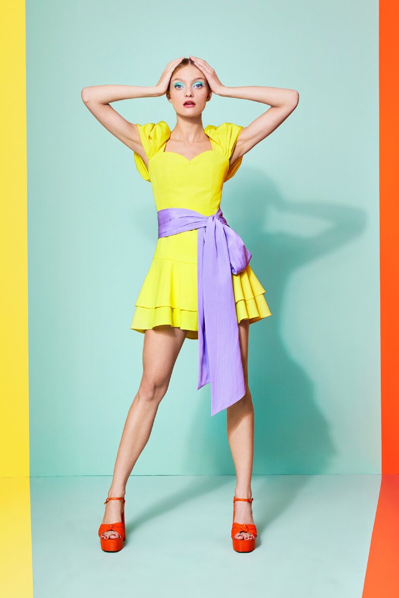 Оттенки чистой весны (яркой весны) в коллекции Alice and Olivia Ready to wear Spring 2020 Чистые, насыщенные и тепловатые оттенки яркой весны сочные, искристые, жизнерадостные и бодрящие.-5