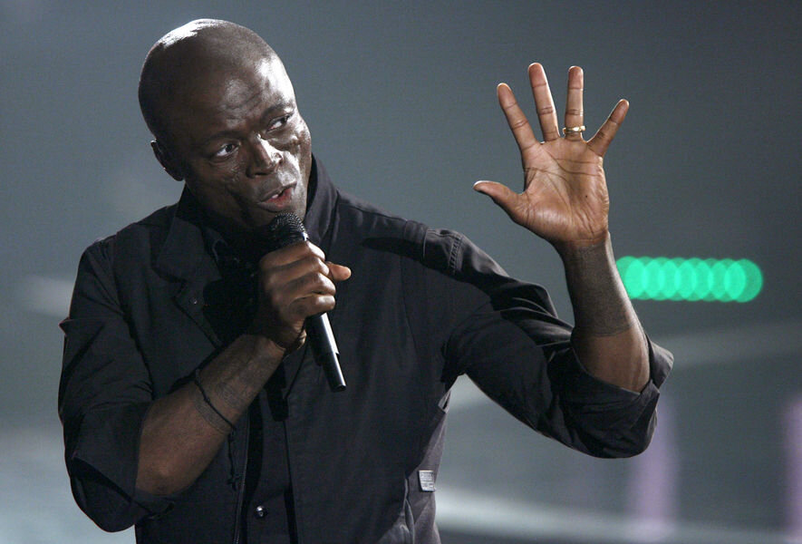 Певец Seal пожелал всем украинцам оставаться здоровыми и встретиться с ним на фестивале во Львове.