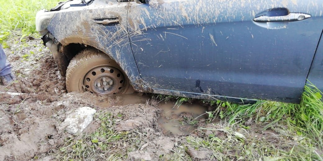 машина с верху была забрызгана грязью полностью 