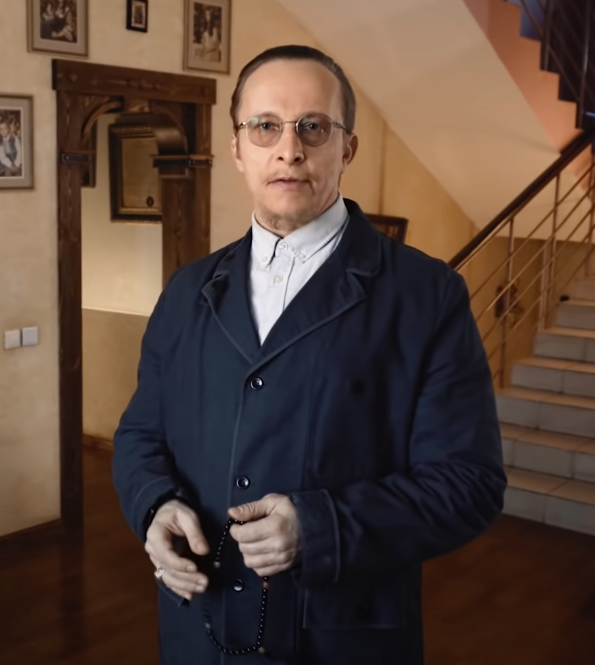 А Ваня Охлобыстин в своём репертуаре: вырядился как клоун, чётки в руки взял... Ну не может человек серьёзно подойти даже к столь щепетильному вопросу!