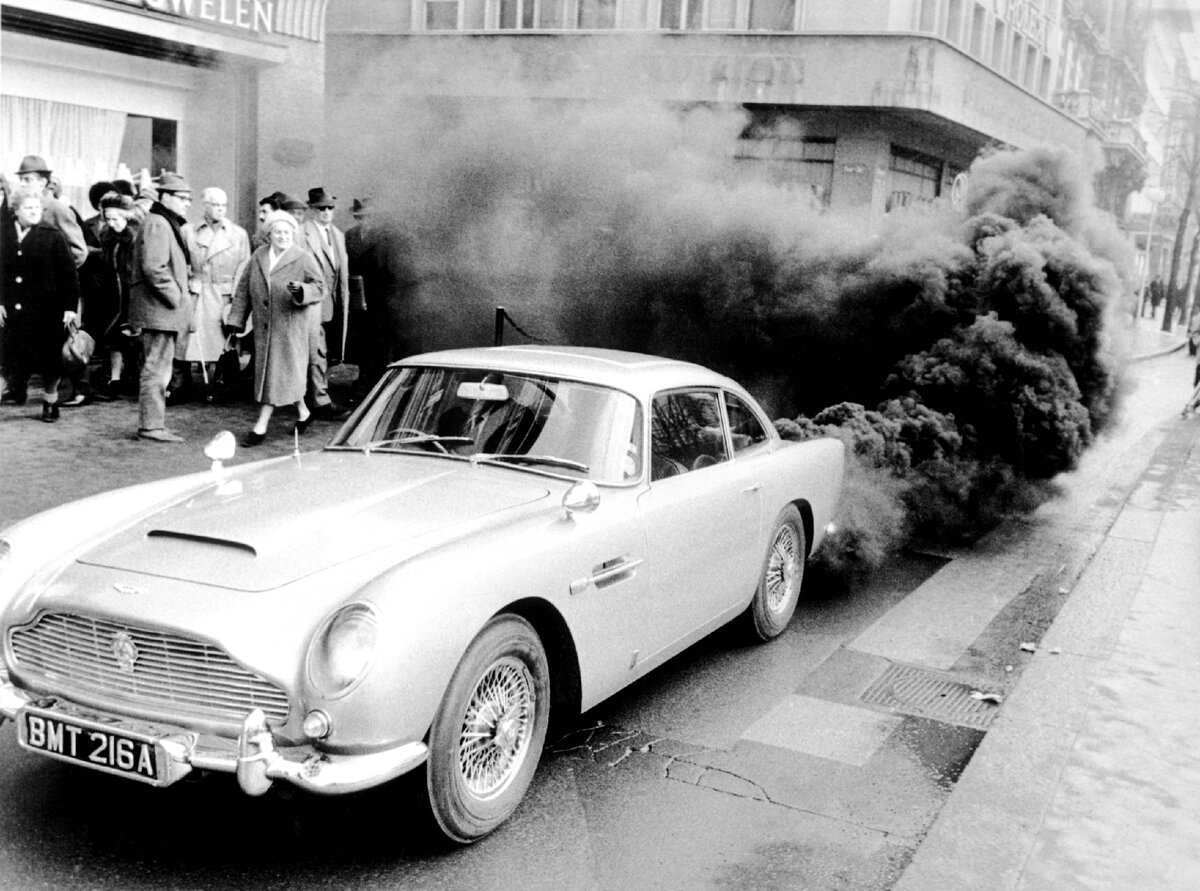 Aston Martin db5 Goldfinger. Ретро выхлоп авто.