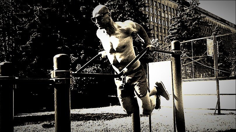 Отжимания на уличных брусьях