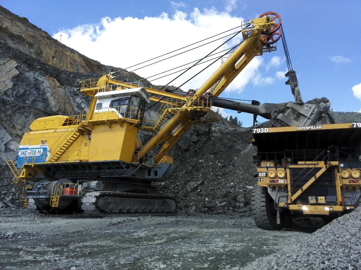 Погрузка самосвала 20 кубовым ковшом экскаватора