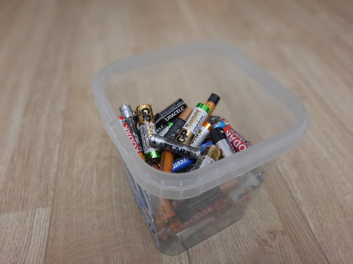 Пример, как нельзя хранить батарейки