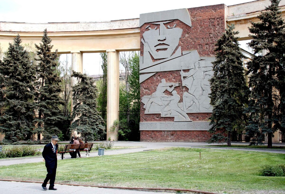 Торцевая часть современного Дома Павлова со стеной-памятником "58 дней в огне". Сейчас это хоть и легендарный, но обыкновенный жилой дом.