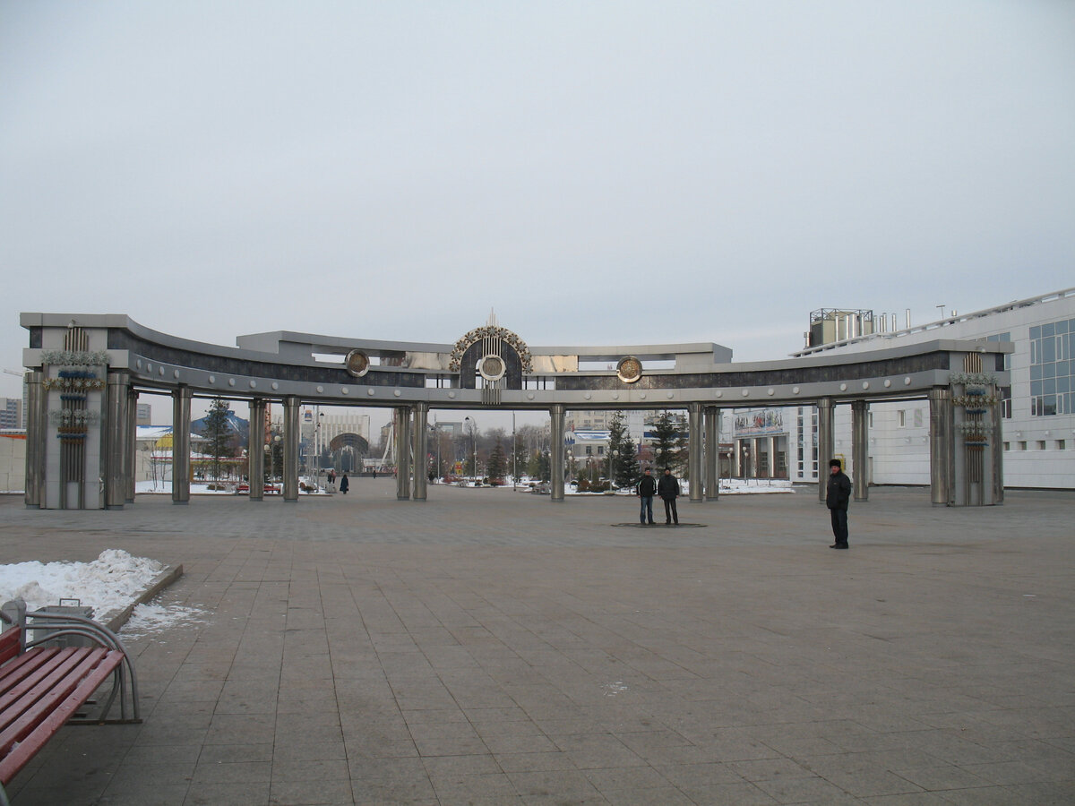 Арка у начала Цветного бульвара — пешеходной зоны в центре Тюмени