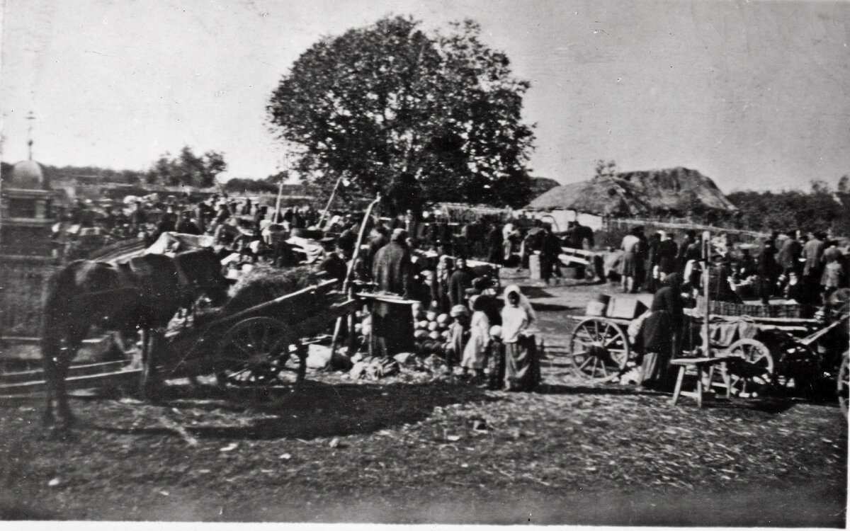 Торговцы базарного дня, на мете где в советское время был парк культуры и отдыха а сейчас пустырь напротив дома престарелых (больницы, райсовета)