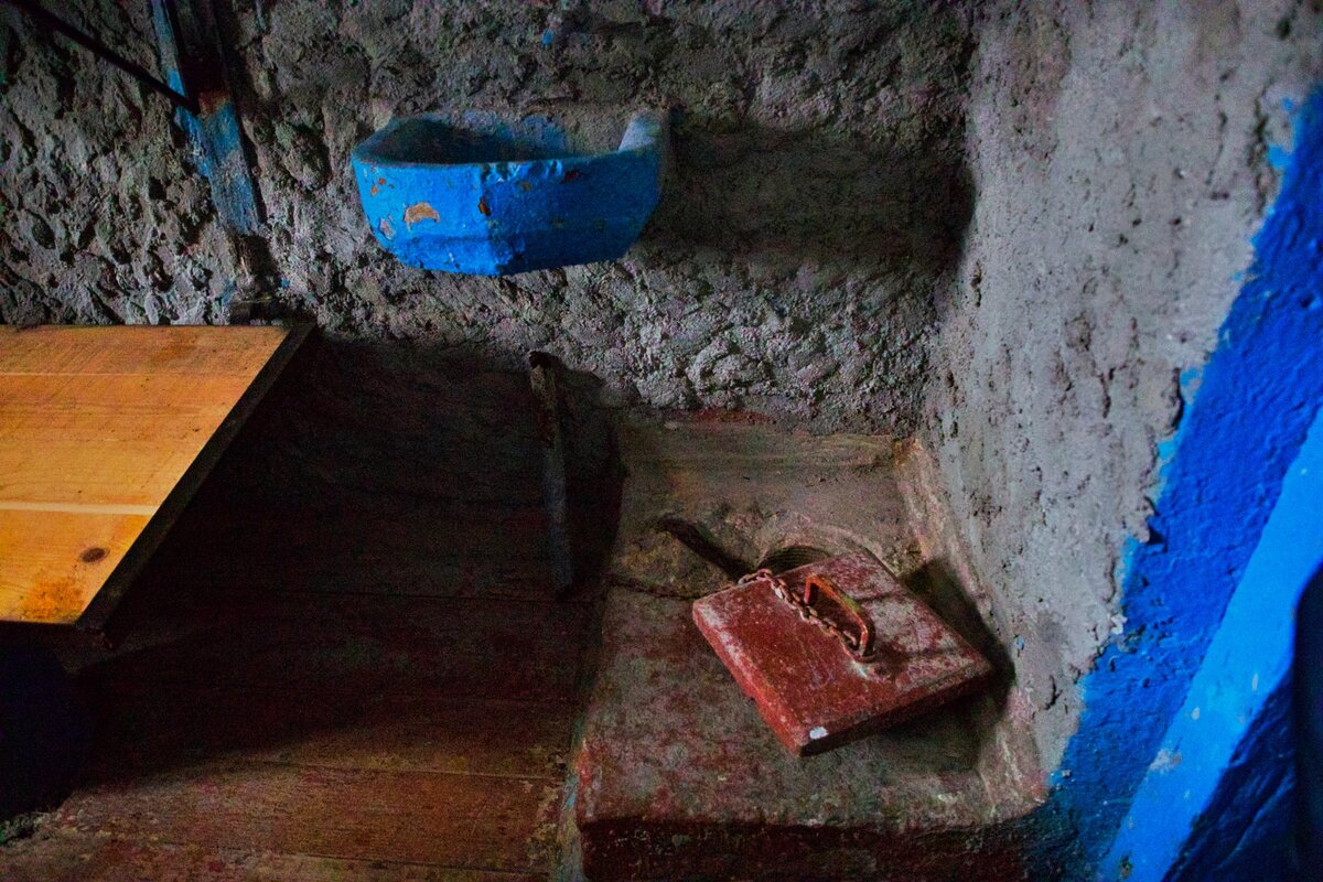 Санузел в камере строгого режима 