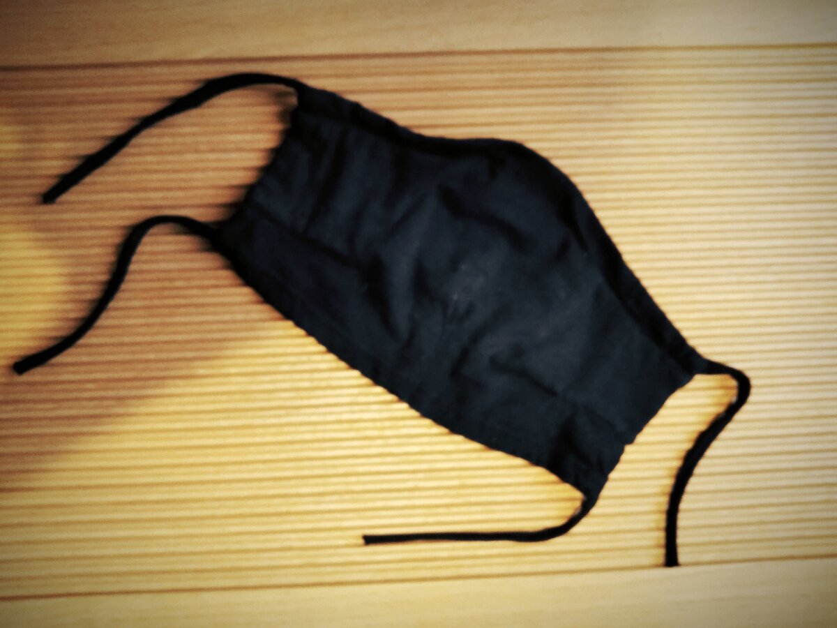 Это фотография одной из масок, которую я сшила самостоятельно.  Летние перчатки тоже делала, но это в другой статье