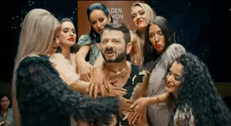 Находиться в окружении красавиц - для Super Жорика это нормальная ситуация. Фото: кадр из клипа.