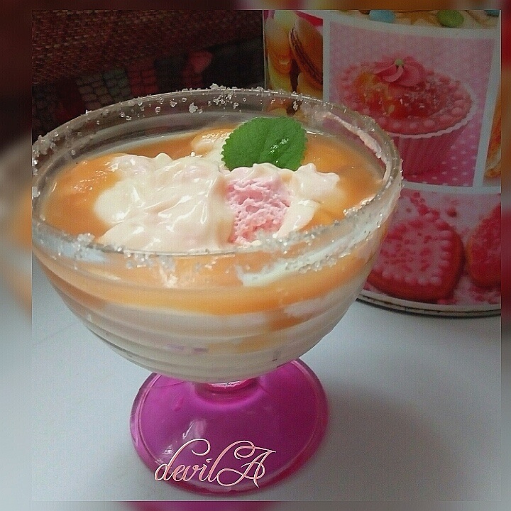 Такой оранжевый десерт однозначно подарит прекрасное настроение. Дополнительно оставила немного абрикосовой смеси, чтобы украсить сверху. 