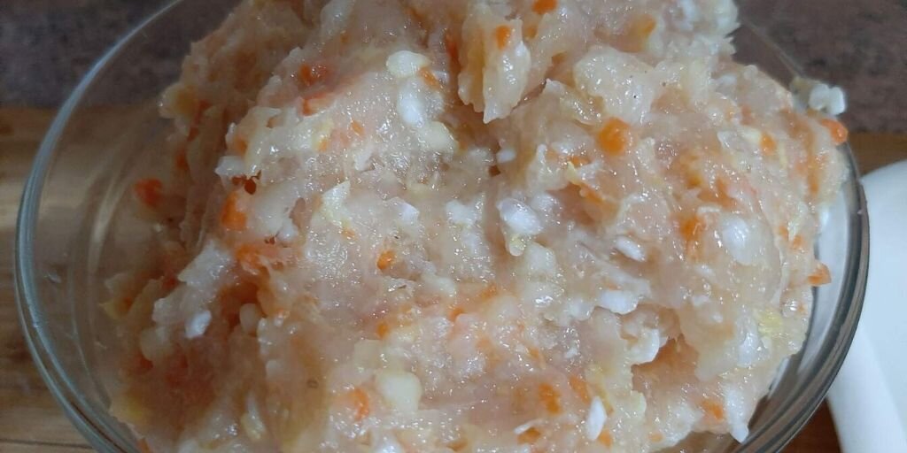 не забудьте посолить и поперчить фарш